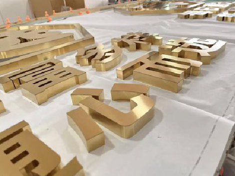 华坪拉丝不锈钢字的特点。